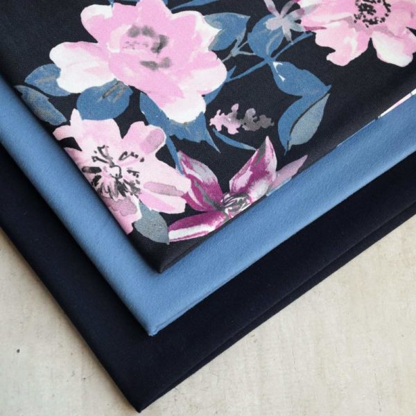 Dresówka pętelka - kwiaty na granatowym w kompozycji